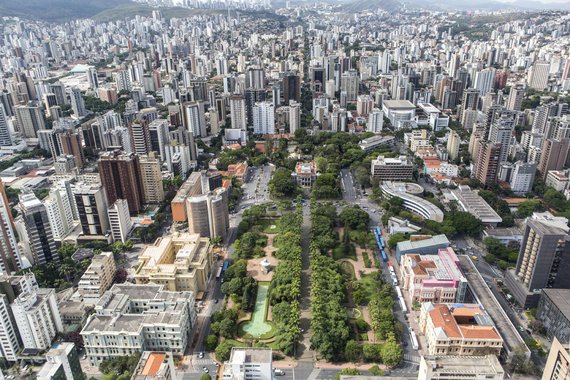 Por causa do alto número de desempregados no País (14 milhões), o número de Microempreendedores Individuais (MEIs) tem crescido. Em Minas o saldo entre adesões e fechamentos chega a 100 mil por ano desde 2014, quando a crise econômica começou a tirar vagas dos trabalhadores; o levantamento foi feito no Portal do Empreendedor pelo jornal Hoje em Dia; Minas é o terceiro estado com maior número de formalizações (774 mil); Sebrae Minas informou que os números são cumulativos de 2009 até março de 2017
