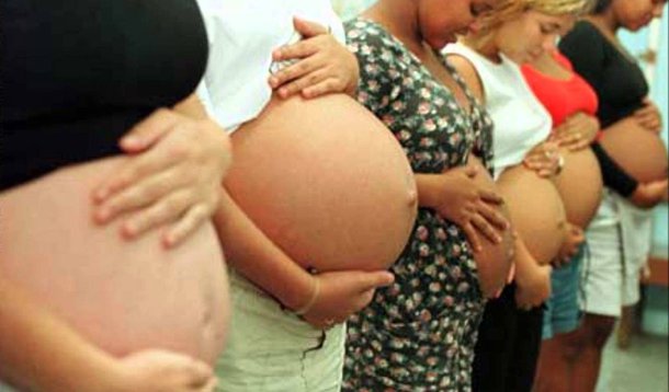 Levantamento recente do Banco Mundial revela que o Brasil tem o maior número de casos de casamento infantil da América Latina e o quarto no mundo; no país, 36% da população feminina se casa antes dos 18 anos; estudo "Fechando a Brecha: Melhorando as Leis de Proteção à Mulher contra a Violência" lembra que a lei do Brasil estipula 18 anos como a idade legal para a união matrimonial e permite a anulação do casamento infantil; problema está nas brechas da legislação"; "Um dispositivo ainda comum em todo o mundo é a permissão do casamento infantil – e em geral sem limite de idade – se a menina estiver grávida. Esse é o caso do Brasil"; destaca a publicação