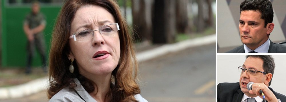 Jornalista Helena Chagas, do blog Os Divergentes, afirmou que o juiz Sérgio Moro deveria reconhecer o erro e pedir desculpas por determinar a condução coercitiva do blogueiro Eduardo Guimarães nessa terça-feira, 21; "Ao ir em cima do blogueiro, que divulgou uma informação incômoda, e deixar todos os demais vazamento impunes, Curitiba passa a impressão de que age com dois pesos e duas medidas, e de que quer controlar não só a informação, mas a imprensa. O melhor caminho para o juiz, agora, seria reconhecer o erro e pedir desculpas"
