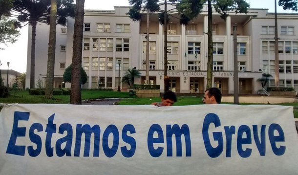 Por unanimidade, professores de Curitiba aprovaram greve por tempo indeterminado a partir de 15 de março contra a reforma da previdência; além da luta nacional contra a Reforma da Previdência, a greve do magistério também vai cobrar a implantação do Plano de Carreira, contratação e melhores condições de trabalho