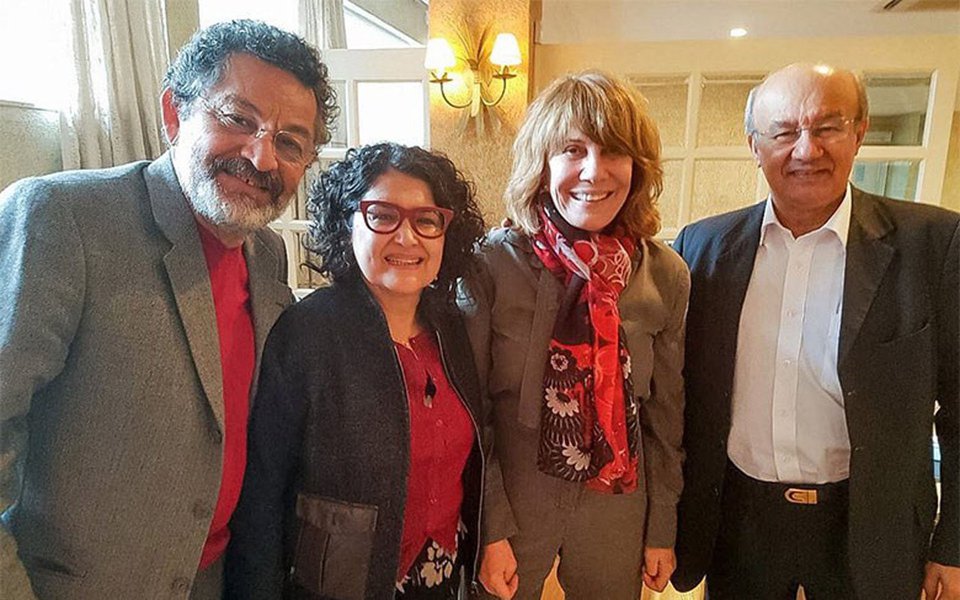 A atriz Renata Sorrah foi uma das artistas que usou o Twitter para se unir aos protestos contra a conduta do juiz Sérgio Moro nas ações contra o ex-presidente Lula: "Estou neste momento em Curitiba. Avante! #MoroPersegueLula"; mais adiante, ela posta foto ao lado dos senadores Paulo Rocha (PT-PA) e José Pimentel (PT-CE) com mais um registro em Curitiba: "A esperança vai vencer o medo, vai vencer a opressão e a perseguição também! #MoroPersegueLula"; a atriz não está na capital paranaense para as manifestações em defesa de Lula – está em cartaz com a peça Krum, no Teatro Guairinha, mas abraçou a causa dos visitantes de Curitiba