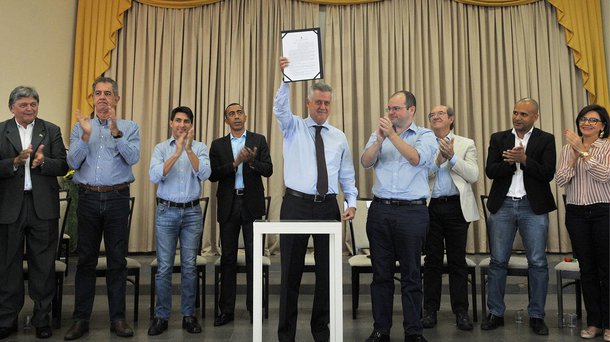 O governo de Brasília deu mais um passo para a regularização das Áreas de Desenvolvimento Econômico que fazem parte do Programa de Apoio ao Empreendimento Produtivo do Distrito Federal (Pró-DF); com a presença de representantes do setor produtivo, que há mais de 20 anos esperavam por isso, o governador Rodrigo Rollemberg assinou o decreto de regularização da área de Santa Maria, que beneficiará cerca de 400 empresas na região