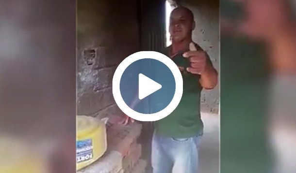 Em vídeo que viralizou no Whatsapp e outras redes sociais, um pedreiro carrega um saco de cimento e desafia Temer, que se aposentou aos 55 anos: "Quero ver você fazer isso aqui, ó"; assista