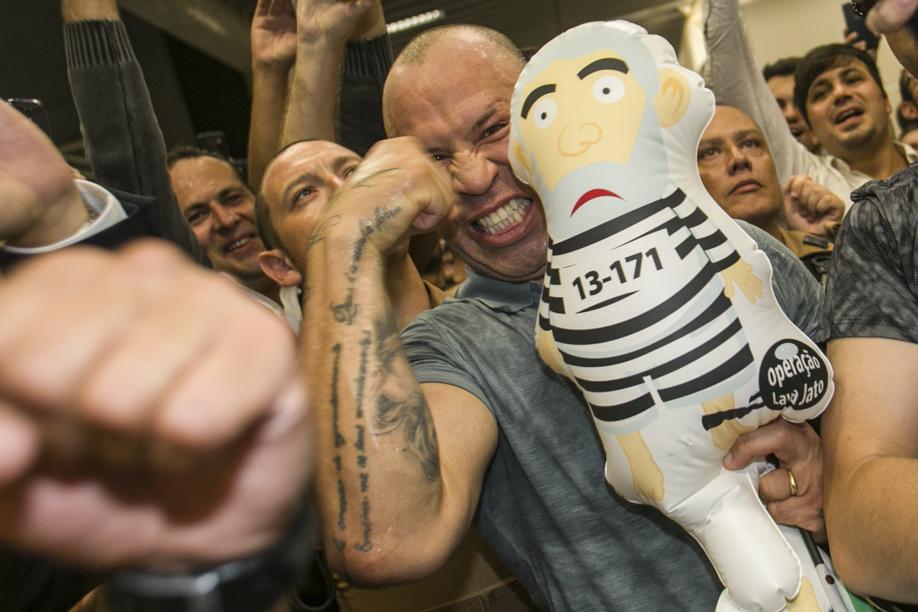 Ao que parece, a estupidez de uma parcela da população brasileira ainda permanece no ódio infantil debiloide imaginário à figura do ex-Presidente Lula, aquele mesmo que os retiraram das correntes da senzala