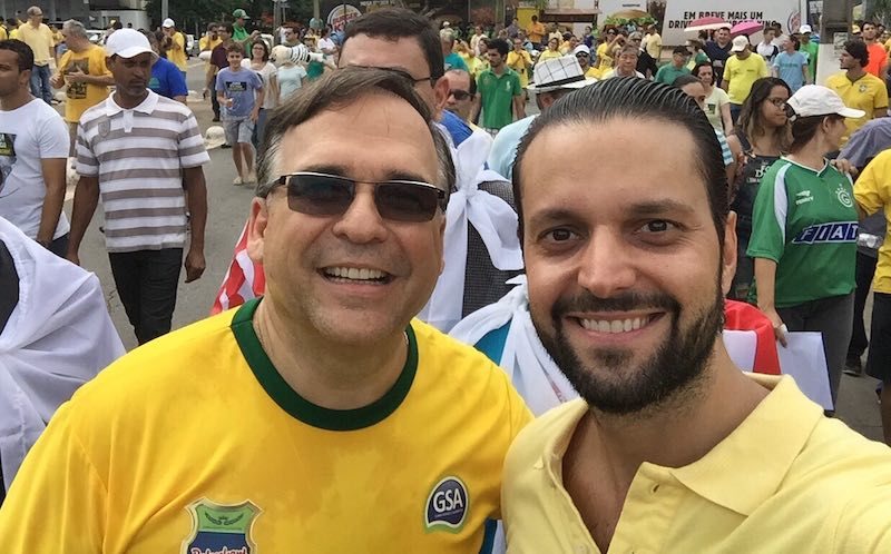 Sandro Mabel tem empresa no mesmo prédio onde está instalada a Stargate, de José Yunes, o "irmão" de Temer. Que dividia sala com Mabel quando estava no governo