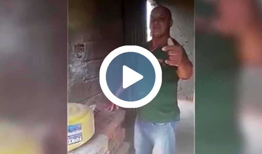 Em vídeo que viralizou no Whatsapp e outras redes sociais, um pedreiro carrega um saco de cimento e desafia Temer, que se aposentou aos 55 anos: "Quero ver você fazer isso aqui, ó"; assista