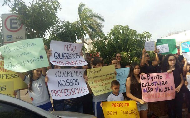 Dezenas de pais de alunos fazem uma manifestação, em frente à Prefeitura de Palmas, em apoio aos trabalhadores da educação; os participantes do protesto cobram solução para a greve iniciada no dia 5; cerca de 40 mães e pais e também alguns alunos estiveram na DPE-TO, para resguardar os direitos das crianças e dos adolescentes enquanto os profissionais da educação estiverem em greve