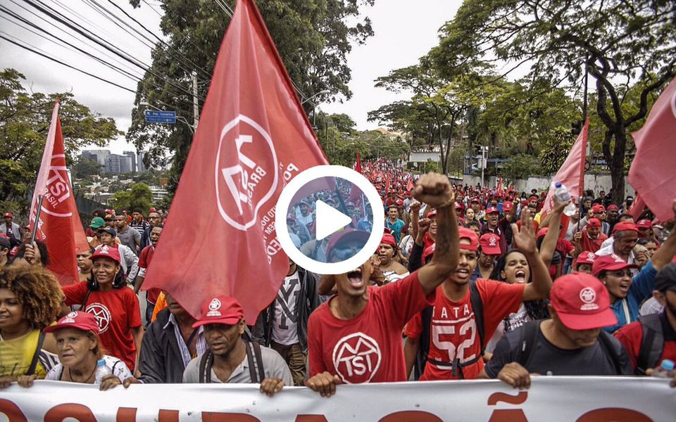 Após 23 quilômetros cumpridos em pouco mais de 10 horas, marcha do MTST que reuniu mais de 20 mil pessoas foi encerrada no Palácio dos Bandeirantes, após a reunião entre o MTST, deputados estaduais e os secretários do governo Alckmin Samuel Moreira (Casa Civil) e Rodrigo Garcia (Habitação); movimento reivindica o cadastramento social das famílias da ocupação Povo Sem Medo, o estudo de novas áreas para construção de moradias na região e a desapropriação da ocupação Povo Sem Medo; "Temos muitas razões para comemorar lá na nossa ocupação em São Bernardo", disse o líder do MTST, Guilherme Boulos