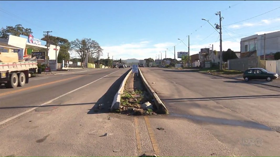 O Tribunal de Contas do Paraná (TCE-PR) determinou a suspensão do edital das obras de duplicação na PR-471, entre Curitiba e Colombo, na região metropolitana; de acordo com o órgão, o projeto de pavimentação da Rodovia da Uva, como é conhecida, foi modificado depois que as empresas apresentaram as propostas, o que muda os custos dos insumos e do serviço licitado, segundo a Quarta Inspetoria de Controle Externo; o tribunal também afirmou que faltaram documentos para a realização da obra