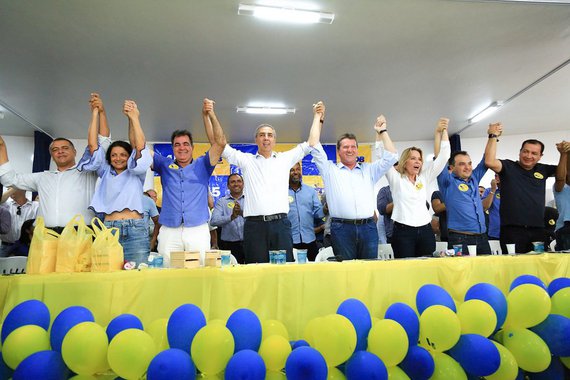 Vice-governador participou do 14º Encontro Regional do PSDB, em Cidade Ocidental, onde o prefeito Fábio Correa e outras 200 lideranças locais, entre elas quatro vereadores, filiaram-se o partido; Zé Eliton afirmou que “enquanto adversários olham apenas para o passado estamos construindo um projeto com ênfase no desenvolvimento e na geração de novas oportunidades"; oposição em Goiás está divida entre os que apoiam o projeto do senador Ronaldo Caiado e o grupo do deputado peemedebista Daniel Vilela