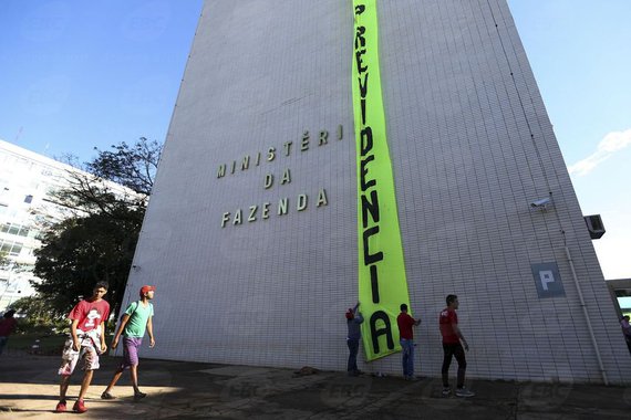 A ação nacional desta quarta-feira 15 é uma resposta aos absurdos compreendidos nessa famigerada proposta de reforma da Previdência, tais como extinção de direitos trabalhistas, aprovação da idade mínima para aposentadoria de 65 anos para homens e mulheres, ampliação de 25 para 49 anos o tempo de contribuição para que se tenha direito à aposentadoria integral