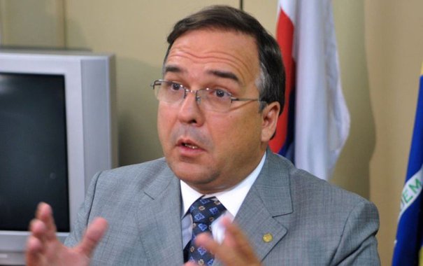 No momento em que o governo Michel Temer desidrata à medida em que avançam os reflexos da delações da Odebrecht, mais mais um fiel escudeiro pode sair do governo; segundo a Coluna do Estadão, um dos seus principais articuladores políticos, o ex-deputado goiano Sandro Mabel procurou Michel Temer há duas semanas para dizer que já tinha "cumprido sua missão"; Mabel não tem um cargo oficial no governo, nem salário; mas manda