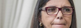“O Estado do Maranhão, como ente do Pacto Federativo, tem sofrido constante agressão ao seu direito de existir e à sua estrutura organizacional. Isto ocorre porque algumas pessoas insistem em distorcer direitos coletivos, inerentes à sociedade como um todo”, afirmou a juíza Oriana Gomes, da 8.ª Vara Criminal de São Luís, ao decretar o sequestro de bens e contas da ex-governadora Roseana Sarney (PMDB). Outras nove pessoas tiveram seus bens bloqueados por suposto rombo de R$ 410 milhões nos cofres públicos