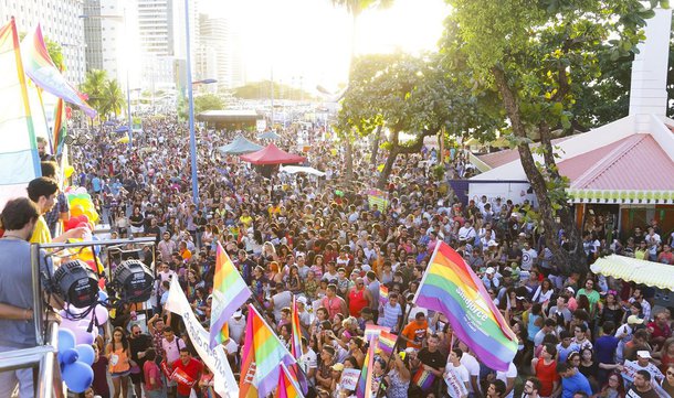 A 18ª Parada pela Diversidade Sexual realizada ontem, na Av. Beira Mar, abriu a programação da semana da diversidade sexual da Coordenadoria Especial de Políticas Públicas para LGBT. Com o tema "A Parada é nas ruas! 18 anos construindo Resistências e Lutas por democracia e contra o LGBTcídio", o evento foi realizado pelo Grupo de Resistência Asa Branca (GRAB), com apoio do Governo do Ceará e da Prefeitura de Fortaleza