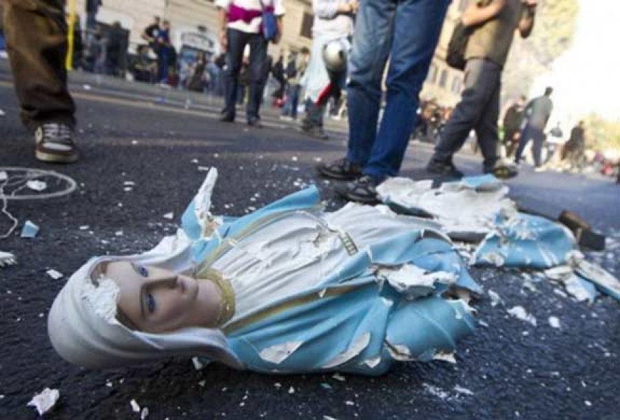 Iinciso IV do artigo 3º da Constituição é taxativo quanto ao crime inafiançável e imprescritível cometidos por quem promove atos de preconceito de origem, raça, sexo, cor, idade ou quaisquer outras formas de discriminação. Levado ao pé da letra, inúmeras lideranças neopentecostais estariam na cadeia, e não na tribuna das casas legislativas ou nos púlpitos defendendo cura gay