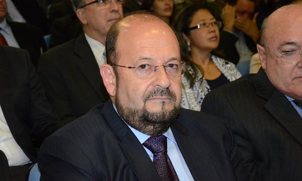 O Ministério Público Estadual (MPE) protocolou pedido para que a Justiça execute decisão liminar, proferida em Mandado de Segurança, que determina ao Secretário Estadual de Saúde, Marcos Esner Musafir, providenciar intervenção cirúrgica em favor de uma criança de seis anos que sofre de doença no coração; o MPE pede o imediato bloqueio de verbas públicas para realização do procedimento e, ainda, a prisão do gestor