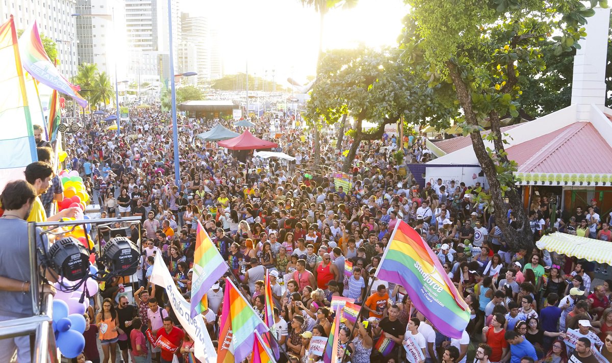 A 18ª Parada pela Diversidade Sexual realizada ontem, na Av. Beira Mar, abriu a programação da semana da diversidade sexual da Coordenadoria Especial de Políticas Públicas para LGBT. Com o tema "A Parada é nas ruas! 18 anos construindo Resistências e Lutas por democracia e contra o LGBTcídio", o evento foi realizado pelo Grupo de Resistência Asa Branca (GRAB), com apoio do Governo do Ceará e da Prefeitura de Fortaleza