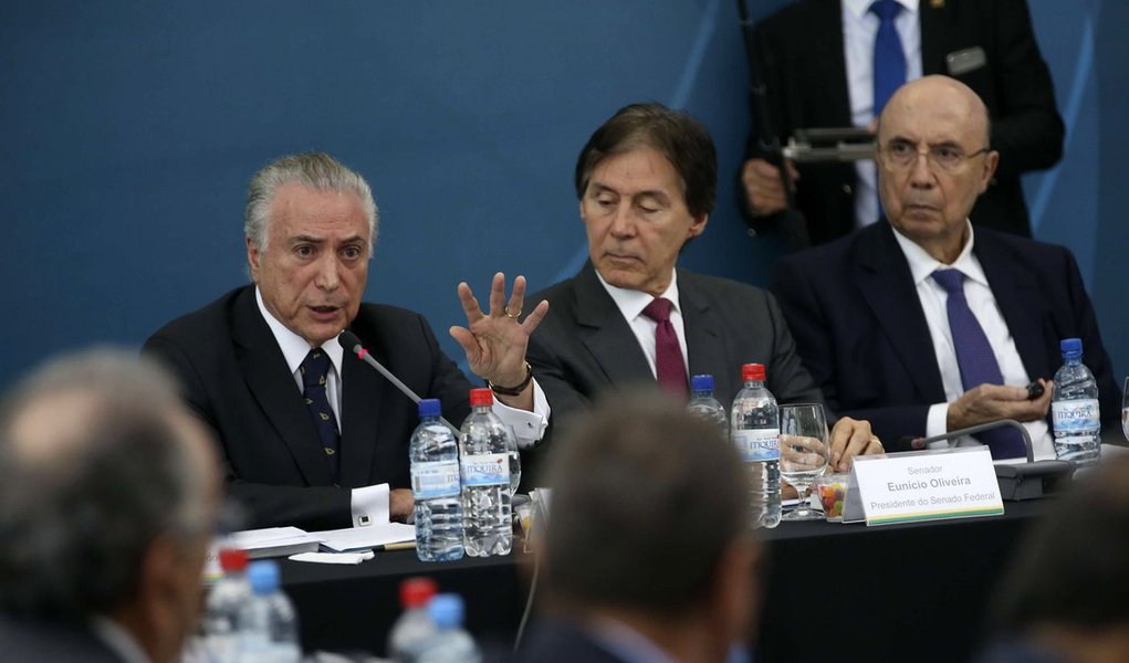 O Tesouro Nacional do governo Michel Temer anunciou nesta terça-feira 7 a reabertura de emissão do título da dívida externa Global 2026; emissão será no mercado global e liderada pelos bancos Citibank, Bank of America Merrill Lynch e BNP Paribas; dívida pública federal encerrou o ano de 2016 em R$ 3,112 trilhões e a projeção é que termine 2017 chegando a R$ 3,65 trilhões 