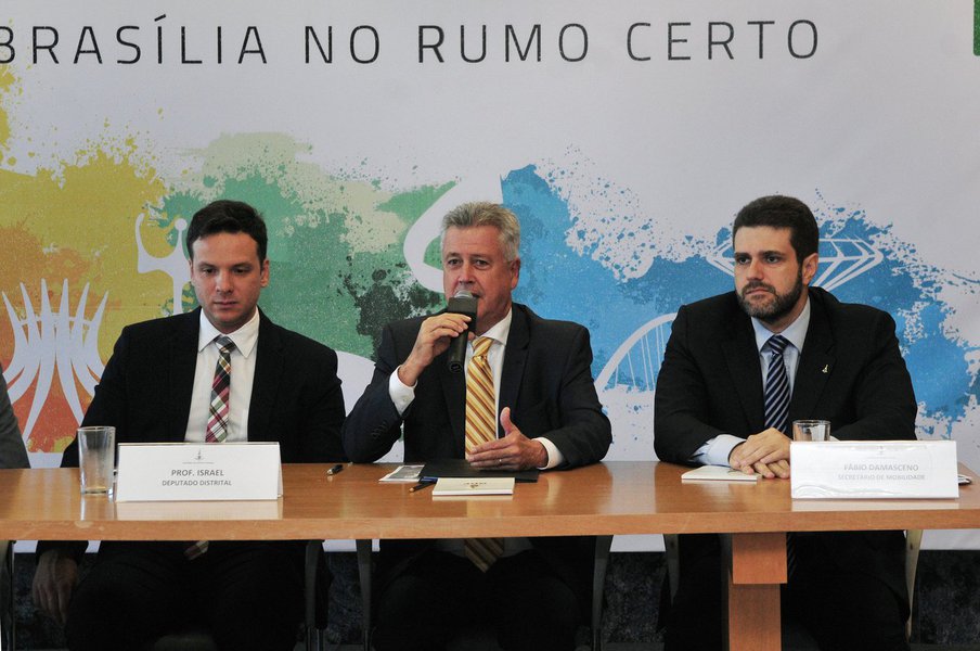 O governador do Distrito Federal, Rodrigo Rollemberg, assinou o decreto que estabelece normas para o serviço de transporte que atua por meio de aplicativos; o texto estabelece regras para os prestadores do serviço e atribuições do governo para garantir a qualidade da atividade; a lei que autoriza a circulação desses veículos no DF foi aprovada pela Câmara Legislativa em junho e sancionada em agosto do ano passado; o decreto estabelece prazo de 120 dias para que as regras sejam cumpridas