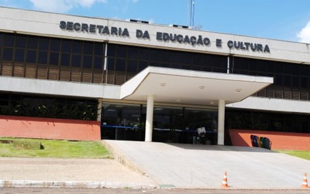 O juiz Roniclay Alves de Morais, da 1ª Vara da Fazenda e Registros Públicos de Palmas, negou a liminar requerida na ação popular proposta pelo vereador Junior Geo (PROS) que pedia a suspensão do Ato nº 886 - CT, publicado no Diário Oficial nº 1.835 de 11 de setembro de 2017; a Prefeitura de Palmas contratou servidores para a Secretaria Municipal de Educação por causa da greve deflagrada pelo sindicato da categoria e considerada ilegal pela Justiça