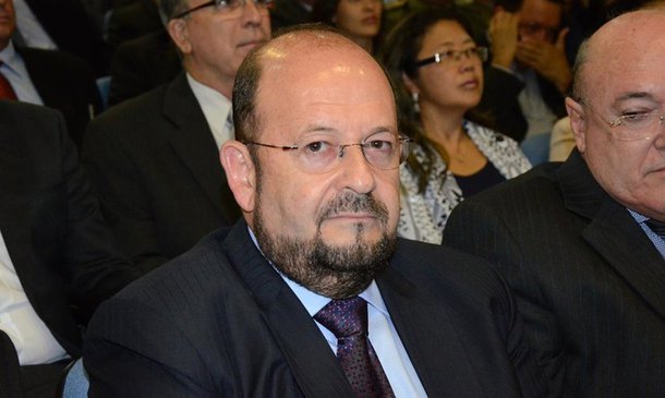 O Ministério Público Estadual (MPE) protocolou pedido para que a Justiça execute decisão liminar, proferida em Mandado de Segurança, que determina ao Secretário Estadual de Saúde, Marcos Esner Musafir, providenciar intervenção cirúrgica em favor de uma criança de seis anos que sofre de doença no coração; o MPE pede o imediato bloqueio de verbas públicas para realização do procedimento e, ainda, a prisão do gestor