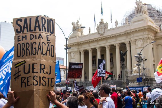A recessão recorde de Michel Temer fiz com que a receita corrente líquida (RCL) dos Estados em 2016 retrocedesse cinco anos, voltando ao nível de 2011; no ano passado, as unidades da Federação tiveram receita conjunta de R$ 559,5 bilhões, pouco acima dos R$ 552,8 bilhões de 2011; em relação a 2015, houve queda de 3,5% na receita de 25 Estados que enviaram informações sobre o item à Secretaria do Tesouro Nacional; o declínio seria ainda maior, de 4,2%, se não tivessem recebido recursos da repatriação
 