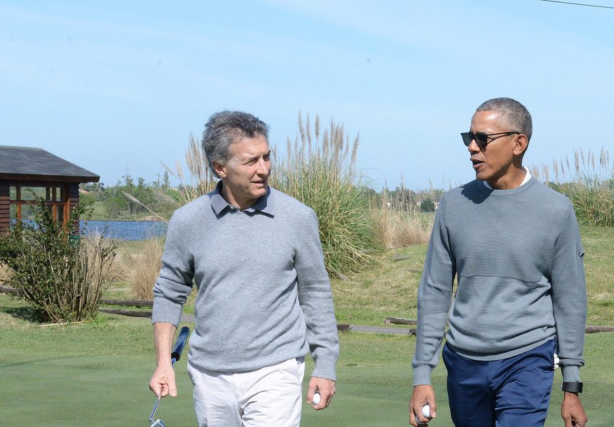 Depois de ignorar Michel Temer durante a sua vinda ao Brasil, o ex-presidente dos Estados Unidos, Barack Obama, jogou golfe com o presidente argentino, Maurício Macri; o encontro confirma o que foi dito pelo embaixador Rubens Ricupero, que afirmou que, após o golpe de 2016, líderes internacionais evitam o Brasil e encontros com Temer, rejeitado por mais de 90% dos brasileiros; ou seja: mesmo tendo apoiado o golpe contra a presidente Dilma Rousseff e a democracia brasileira, Obama considera Temer – denunciado por corrupção, organização criminosa e obstrução judicial – radioativo demais para a boa imagem que tenta cultivar pelo mundo