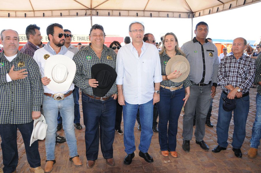 Ao prestigiar a 29ª Cavalgada de Araguaína, o governador Marcelo Miranda afirmou que cidade “tem uma importância fundamental para o agronegócio nesta região e essa cavalgada é uma demonstração de respeito às nossas tradições”; ao participar da abertura da oficial da 49ª Exposição Agropecuária de Araguaína (Expoara), o chefe do executivo disse a feira agropecuária no município é resultado do trabalho conjunto de sindicatos, governos, empresários, parlamentares e de toda a sociedade; “É um conjunto de forças que faz com que a tradição seja mantida, ao mesmo tempo em que movimenta e faz crescer a nossa economia”