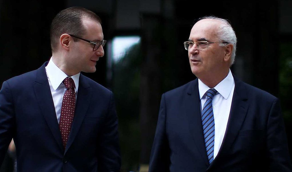 Os advogados Cristiano Zanin Martins e Roberto Teixeira, que fazem a defesa do ex-presidente Luiz Inácio Lula da Silva, afirmaram nesta terça-feira, 14, que esperam a declaração de inocência de Lula na ação penal que o ex-presidente é acusado de obstrução da Justiça; "Ficou claro que Delcídio mentiu para obter benefícios processuais e conseguir sua liberdade", dizem os advogados de Lula; "Esse processo mostra o perigo de se dar credibilidade a delações premiadas desacompanhadas de prova, mas, por outro lado, trouxe a Lula a oportunidade de repor a verdade dos fatos e, com tudo esclarecido, ver reconhecida sua inocência", acrescentam