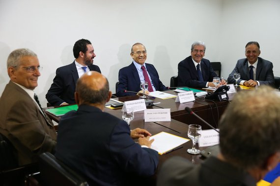 Em mais de duas horas de reunião nesta segunda-feira, os líderes da base aliada apresentaram ao Palácio do Planalto um quadro dos problemas que a reforma da Previdência vai enfrentar no Congresso, mas o governo ainda não abriu as negociações para decidir em que pontos poderá ceder, disse à Reuters uma fonte palaciana; os pontos de maior resistência dos parlamentares, até agora, são as regras de transição, os 49 anos para obter a aposentadoria integral e a criação de uma contribuição individual para os aposentados rurais