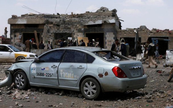 Forças militares da Arábia Saudita bombardearam nesta quarta-feira, 23, um hotel próximo da capital do Iêmen, Sana'a; pelo menos 35 pessoas, incluindo rebeldes e civis, morreram, e dezenas foram feridas, relatam oficiais citando oficiais e testemunhas oculares