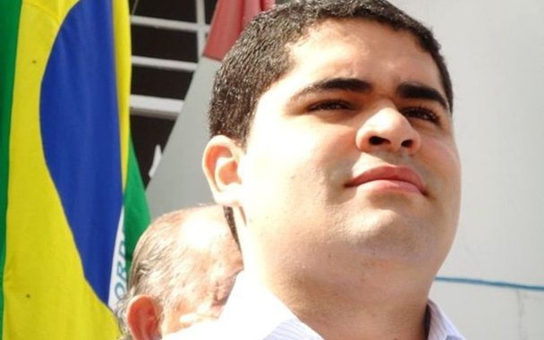 O ex-prefeito de Mata Grande, Jacob Brandão, apesar de foragido da Justiça suspeito de desviar cerca de R$ 3 milhões dos cofres públicos, já tem um habeas corpus para que possa ser solto assim que se apresentar à polícia; concessão do HC foi tomada pela desembargadora Elisabeth Carvalho durante o plantão do final de semana; o Ministério Público de Alagoas emitiu uma nota se dizendo surpreso com a decisã
