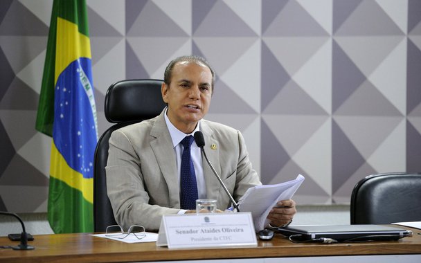 O relator de receitas do projeto de Lei Orçamentária Anual de 2018, senador Ataídes Oliveira (PSDB-TO), pretende incluir em seu relatório a previsão de que a arrecadação bilionária do Sistema S seja contabilizada no Orçamento, para dar mais transparência à aplicação do dinheiro, sem diminuir o valor destinado às 11 instituições do sistema, entre elas Sebrae, Senac, Senai e Sesc; com a proposta, será possível saber quanto cada entidade receberá e como cada uma pretende gastar o dinheiro, o que pode facilitar a fiscalização pelos órgãos, como o TCU