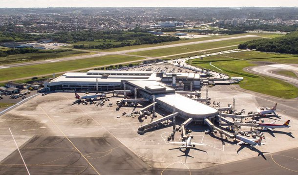 Francesa Vinci Airports ficou com direito de administrar o aeroporto de Salvador, ofertando ágio de cerca de 113%; já a suíça Zurich ficou com Florianópolis, ao propor lance que embutiu ágio de 58% e a alemã Fraport venceu o leilão dos terminais de Fortaleza e Porto Alegre (RS), com oferta ágios de 18% e 852 por cento, respectivamente; em 2016, ano do golpe parlamentar contra Dilma Rousseff, a demanda por voos domésticos no Brasil caiu 5,7%, primeira queda desde 2003