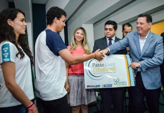 Por determinação do governador Marconi Perillo, o titular da Secretaria de Cidades, Meio Ambiente, Infraestrutura e Assuntos Metropolitanos (Secima), Vilmar Rocha, anunciou nesta quinta-feira investimentos de R$ 12 milhões do Programa Goiás na Frente na construção de 500 novos abrigos para pontos de ônibus na Grande Goiânia; anúncio foi feito durante a reunião da Câmara Deliberativa de Transportes Coletivos (CDTC), que respaldou o congelamento da tarifa de ônibus em R$ 3,70 anunciado ontem por Marconi, em mensagem nas redes sociais