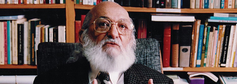 A Elite brasileira tem sérios problemas em aceitar, ou mesmo assimilar, certos conceitos na área da Educação. E se sente tranquila e segura para proclamar as maiores tolices, ditas com ares doutorais. Sem perceber, sequer desconfiar, as asneiras que está dizendo, mesmo quando involucradas em falso conteúdo ideológico