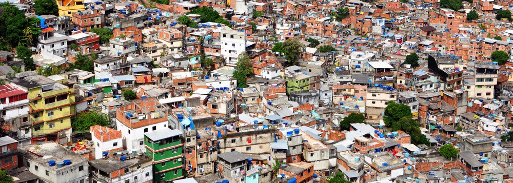 Nicole de Almeida Tavares foi levada para o Hospital Miguel Couto, no Leblon; no mesmo horário em que a jovem foi ferida, policias do Batalhão de Choque da Polícia Militar entraram em confronto com criminosos na Rua 2; de acordo com a PM, houve um intenso tiroteio e duas pessoas foram baleadas
