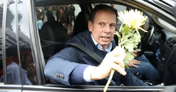 "Ao jogar para fora do carro as flores que recebeu como uma homenagem aos ciclistas mortos nas Marginais, o prefeito João Doria não só foi grosseiro com a mulher que fazia um tipo de protesto pacífico. Ele violou o artigo 172 do Código de Trânsito Brasileiro – “atirar do veículo ou abandonar na via objetos ou substâncias”, infração de gravidade média, punível com 4 pontos na carteira do motorista e multa de R$ 85,13", escreve Joaquim de Carvalho, no DCM