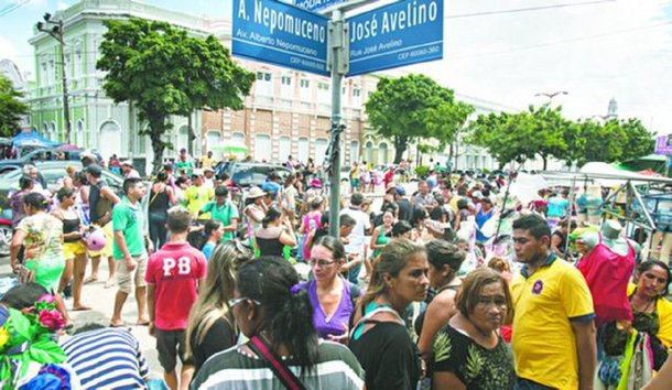 O prefeito Roberto Cláudio realizou, na manhã de hoje (10), uma reunião do Conselho da Cidade de Fortaleza para debater as obras de requalificação da Rua José Avelino e da Avenida Alberto Nepomuceno, onde funciona uma feira popular que será removida para outros pontos da cidade. As obras devem começar na próxima semana