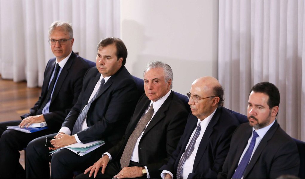 Ministro da Fazenda, Henrique Meirelles, tentou minimizar o tombo de 3,6% no Produto Interno Bruto, divulgado nesta terça-feira, 7, pelo IBGE; resultado, fruto do golpe parlamentar contra a presidente Dilma Rousseff, coloca o Brasil na pior recessão de sua história; para Meirelles, entretanto, resultado faz parte do passado; "O PIB que foi divulgado hoje se refere ao ano passado. É o espelho retrovisor", afirmou o ministro; para este ano, mercado financeiro projeta estagnação para economia brasileira