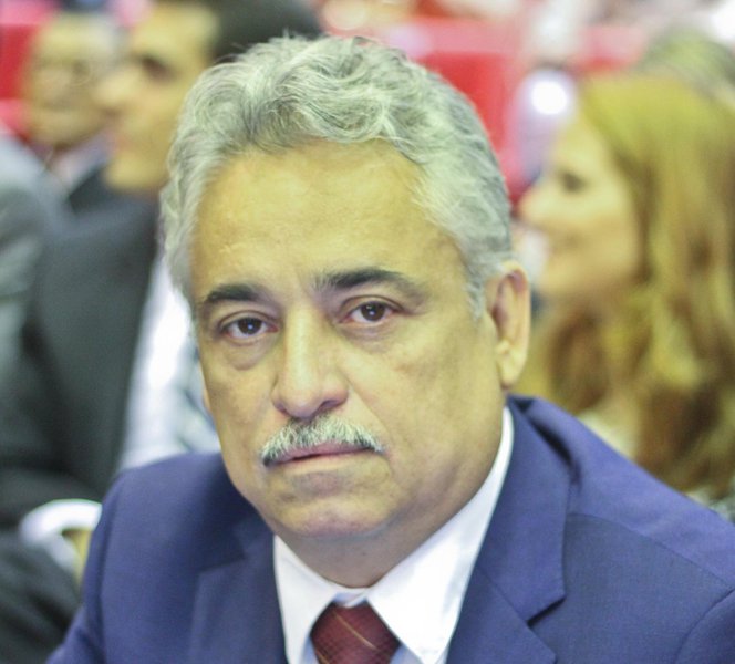 O TCE-PI julgará na próxima segunda-feira (14) a Tomada de Contas Especial referente a um convênio celebrado entre a Secretaria de Segurança Pública e Federação da Associação de Moradores do Estado do Piauí (Famepi), instaurada por conta da ausência de comprovação da aplicação dos valores repassados de janeiro de 2009 a janeiro de 2010; segundo o tribunal, os gestores da pasta “repassaram elevadas quantias de dinheiro público sem qualquer sem qualquer fiscalização das supostas despesas, resultando em dano a ser ressarcido solidariamente pelos três responsáveis”; o Ministério Público de Contas quer a aplicação de multa e imputação de débito no valor de R$ 3,9 milhões aos ex-secretários e ao presidente Federação da Associação de Moradores do Estado do Piauí - Famepi, Raimundo Mendes da Rocha