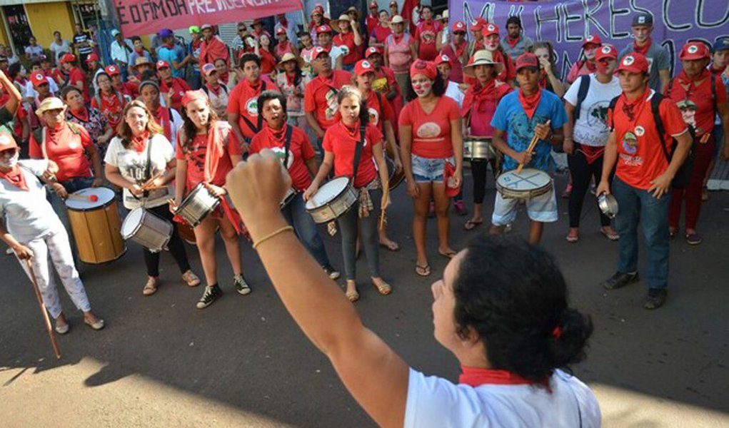 Integrantes do MST fazem uma manifestação contra a reforma da Previdência, nas cidades de Londrina, Maringá, Rolândia e Apucarana, no norte do Paraná; segundo a coordenadora regional do MST Ceres Hadich, o protesto faz parte da Jornada Nacional de Lutas das Mulheres, e entre os temas mais preocupantes é a reforma da Previdência; "Nós queremos denunciar e também dialogar com a sociedade sobre as consequências dessa reforma que vai prejudicar, principalmente, as mulheres"