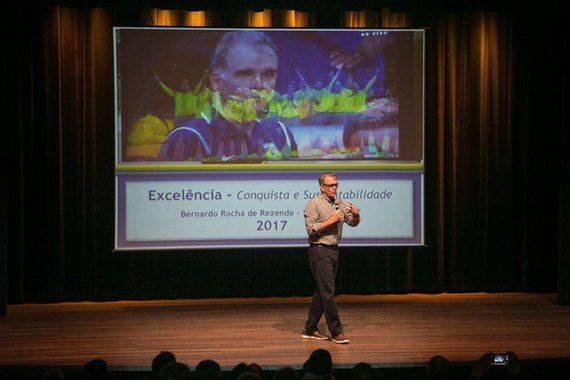 Medalhista olímpico e colecionador de campeonatos mundiais, enquanto esteve à frente das seleções brasileiras de vôlei feminino e masculino, Bernardinho, filiado ao Partido Novo, diz que prefere não “erguer bandeiras”, mas falar de projetos e pessoas; "Eu não vou levantar bandeirinha e ficar 'atenção, é isso aqui'. Não. Nós acreditamos nisso e vou falar naquilo que acredito"; questionado sobre o que o partido tem de novo, ele disse que "existem tantas coisas novas"; e sobre o PSDB, declarou: "Acho que todos nós nos decepcionamos com algo"