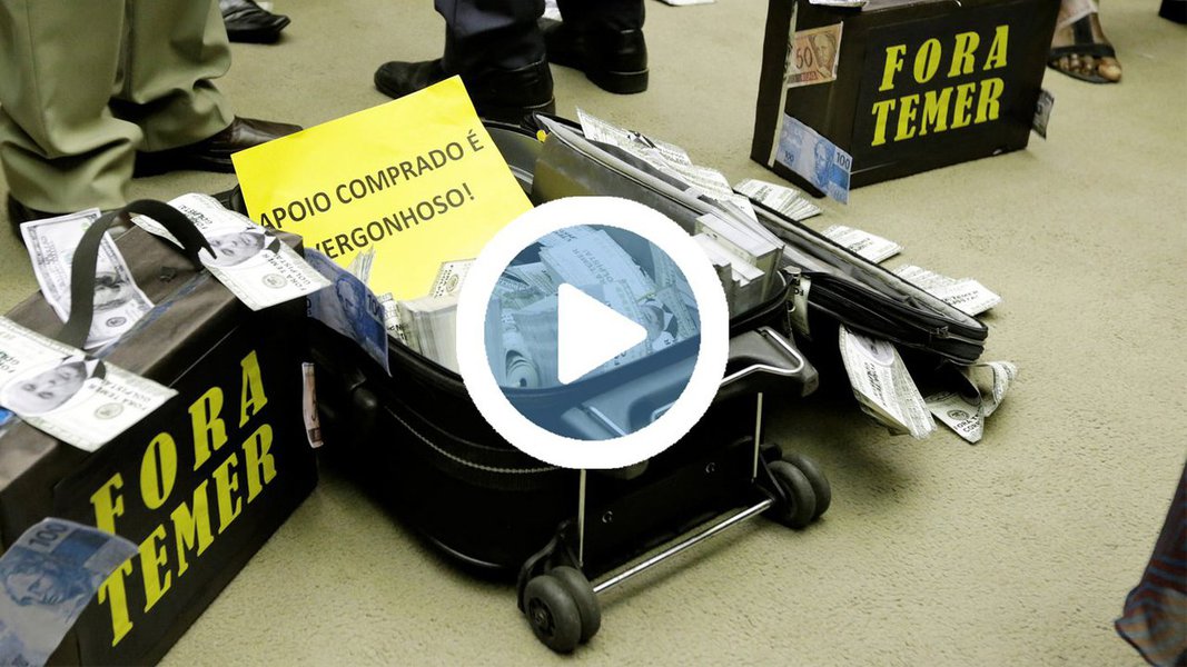 O jornalista George Marques, do site The Intercept Brasil, mostrou em seu perfil no Twitter um protesto contra Michel Temer no plenário na Câmara dos Deputados na manhã desta quarta-feira (2); O protesto se dá pela compra de deputados através da liberação de verbas de emendas parlamentares, para evitar que a Câmara dos Deputados autorize o STF a investigar Temer por corrupção passiva; "Chegou mala de dinheiro simbolizando 500 mil entregues a Rocha Loures, ex-assessor de Temer", escreveu o jornalista em seu perfil no Twitter