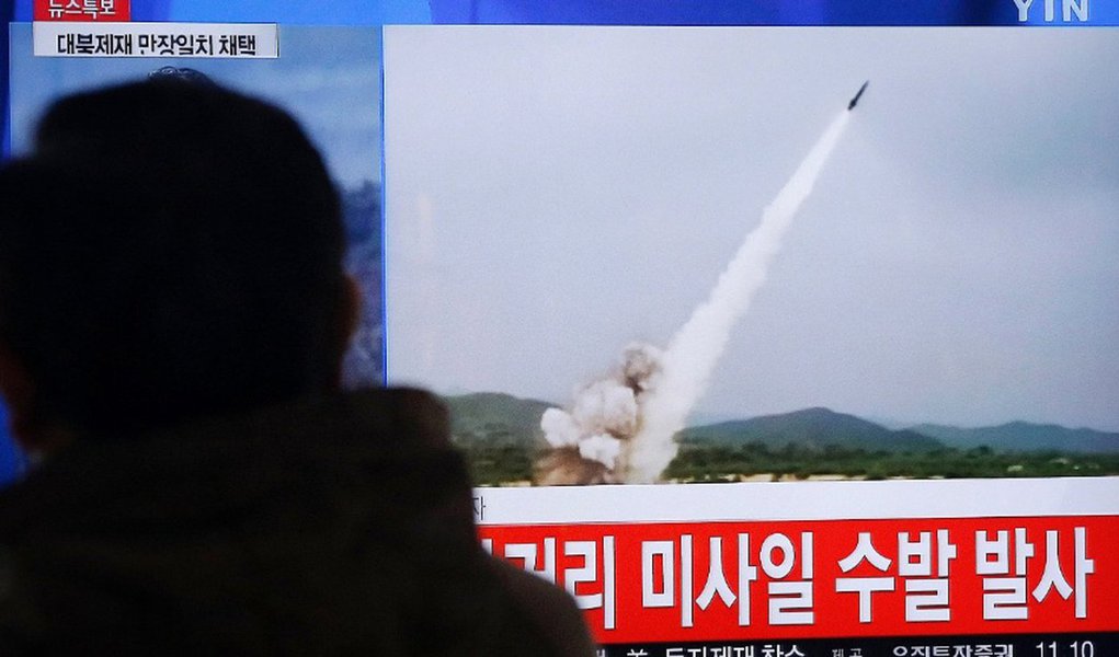 Estados Unidos começaram as movimentações nesta terça-feira, 7, para instalar os primeiros elementos de um avançado sistema de defesa antimísseis na Coreia do Sul, depois que a Coreia do Norte lançou quatro mísseis balísticos em um teste no mar do Japão, aumentando a tensão na região; presidente Donald Trump e o primeiro-ministro japonês, Shinzo Abe, conversaram sobre o lançamento dos mísseis durante um telefonema. Trump também conversou com o presidente interino da Coreia do Sul, Hwang Kyo-ahn