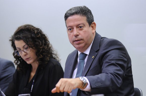 O relator do inquérito no STF, ministro Edson Fachin, rejeitou a denúncia do Ministério Público Federal (MPF) contra políticos do Partido Progressista (PP), entre eles o deputado federal alagoano Arthur Lira; acusação era de corrupção passiva e lavagem de dinheiro, por supostos recebimentos de vantagem indevida decorrente da cobrança de percentuais sobre os valores dos contratos firmados pela Diretoria de Abastecimento da Petrobras, entre 2006 e 2014