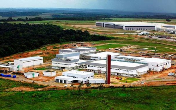 Tribunal de Contas da União (TCU) determinou ao Ministério da Saúde a suspensão da portaria que revogou a parceria do laboratório irlandês Shire com a Hemobrás para a produção do fator recombinante; "A parceria entre a Hemobrás e a Shire, dessa forma, poderá ser retomada e a fabricação do fator recombinante em Goiana, fundamental para tornar a estatal economicamente viável, não sofrerá solução de continuidade", disse o senador Armando Monteiro Neto (PTB-PE); ministro da Saúde, Ricardo Barros, tentava levar a produção do fator recombinante para Maringá (PR), seu reduto eleitoral