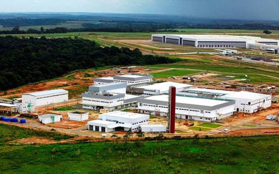 Tribunal de Contas da União (TCU) determinou ao Ministério da Saúde a suspensão da portaria que revogou a parceria do laboratório irlandês Shire com a Hemobrás para a produção do fator recombinante; "A parceria entre a Hemobrás e a Shire, dessa forma, poderá ser retomada e a fabricação do fator recombinante em Goiana, fundamental para tornar a estatal economicamente viável, não sofrerá solução de continuidade", disse o senador Armando Monteiro Neto (PTB-PE); ministro da Saúde, Ricardo Barros, tentava levar a produção do fator recombinante para Maringá (PR), seu reduto eleitoral