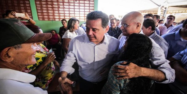 Os convênios entre o Governo de Goiás e as Prefeituras para a liberação de recursos do Goiás na Frente Municípios avançam: balanço da Secretaria de Estado de Governo (Segov) mostra que o governador Marconi Perillo já efetuou os depósitos dos recursos do programa para 25 municípios; outros 29 municípios estão neste momento preparando as minutas para a assinatura das parcerias; no total, serão liberados R$ 500 milhões neste ano e em 2018, em valores entre R$ 1 milhão e R$ 10 milhões
