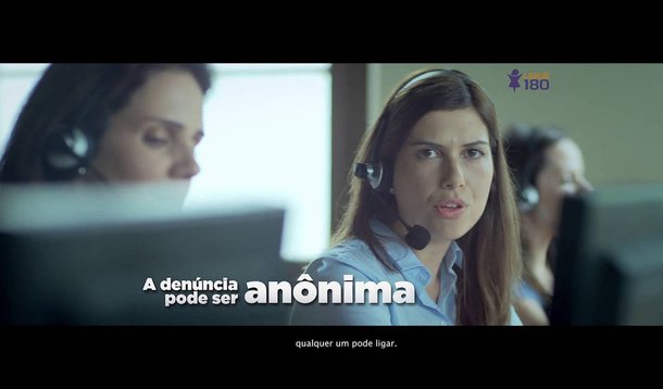 Nem sempre basta ligar para a Central de Atendimento a Mulher, o 180, chamar a polícia, ou ir a uma delegacia; a violência doméstica deixa marcas no corpo, memórias de dor e pode significar perda de patrimônio: a casa, os documentos e a conta no banco; para superar traumas e livrar-se do ciclo de agressão, existem os centros integrados de atendimento à mulher (Ciam); no Rio, estado pioneiro nesse atendimento, no entanto, esses espaços estão deixando de funcionar. Nos últimos meses, três das quatro unidades mantidas pelo estado fecharam as portas